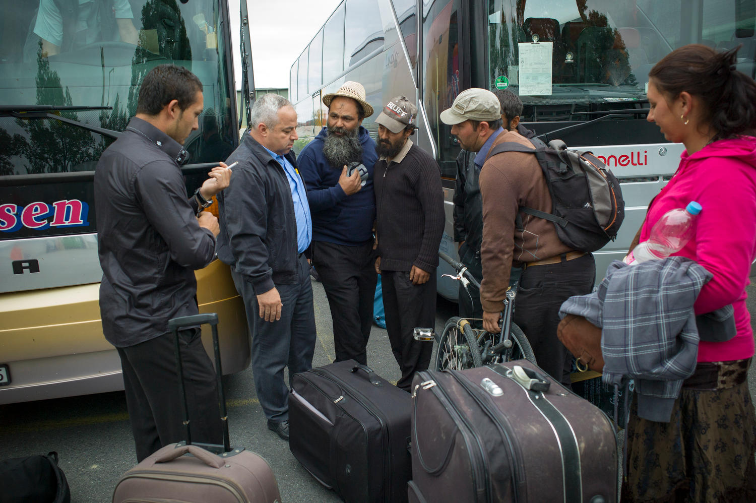 Un grupo de gente en una estación de autobús