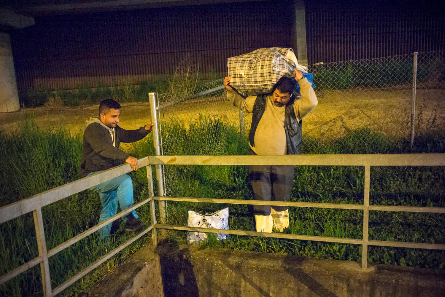 Un homme porte un sac sur son épaule