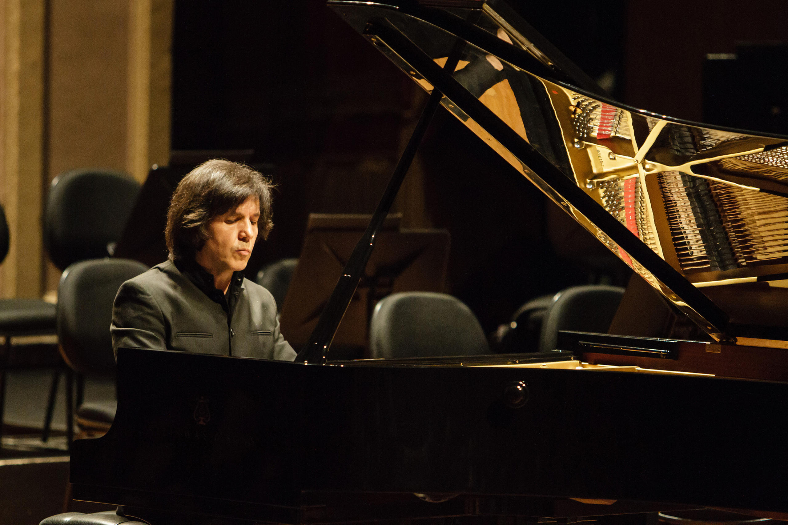 Ricardo Castro tocando piano