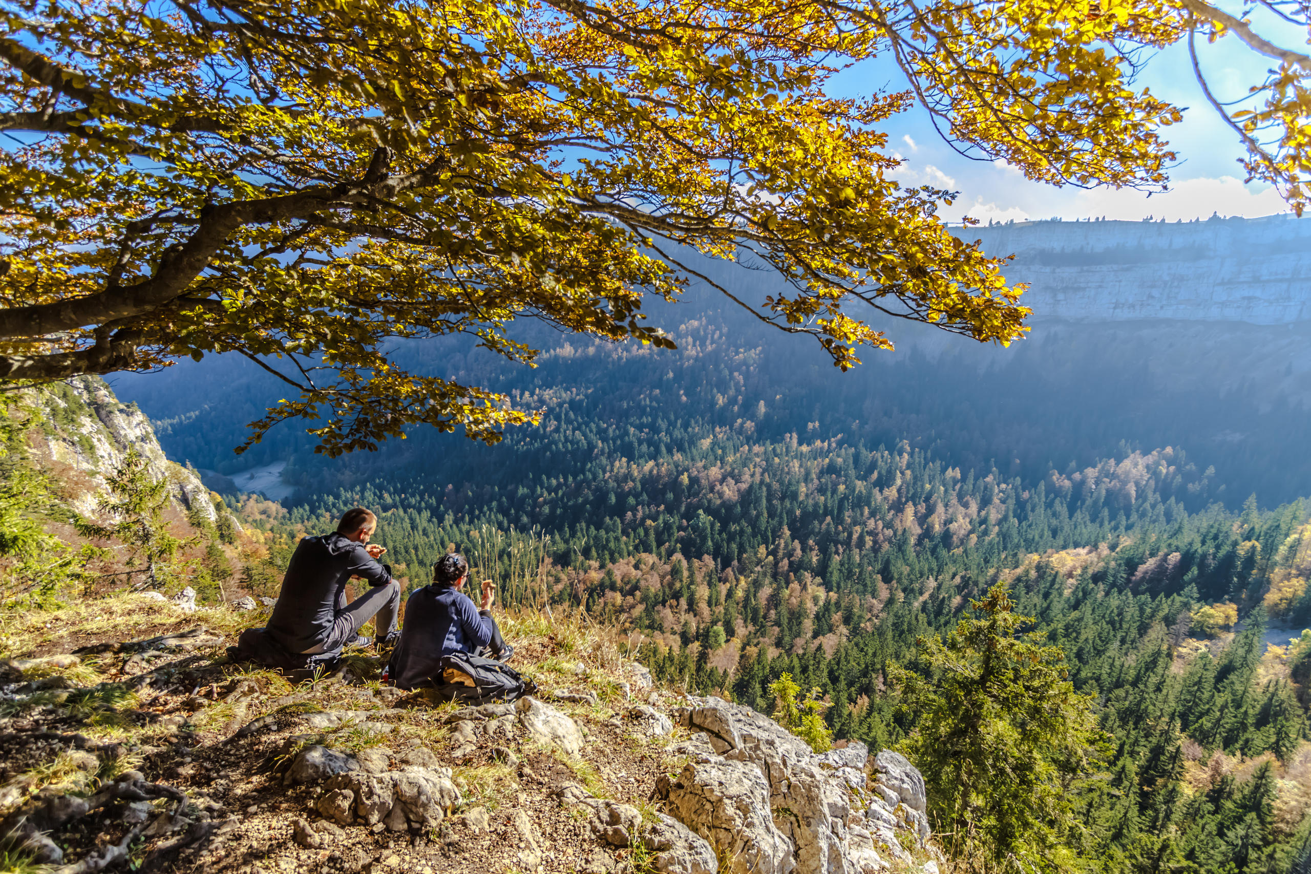 就这样和你坐在一起，面对马蹄谷的峭壁，看尽秋天的赤橙黄绿。