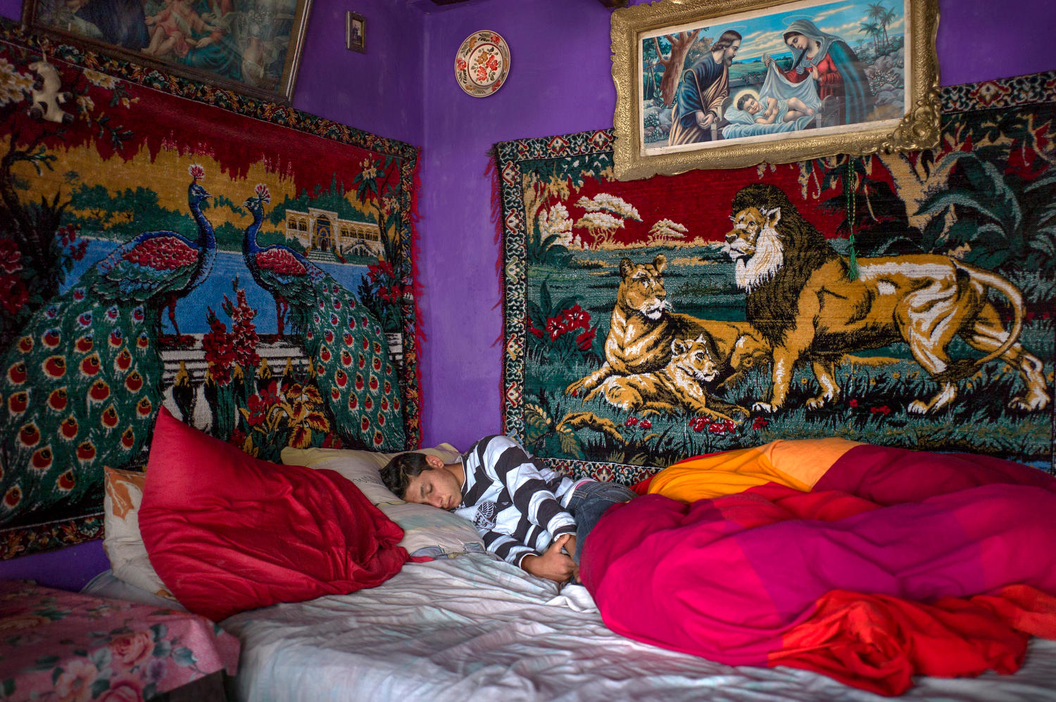 Un niño dormido en una cama