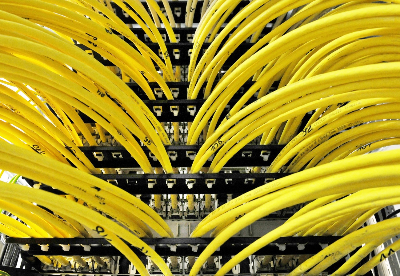 Gelbe Kabel an einem unkenntlichen Gerät