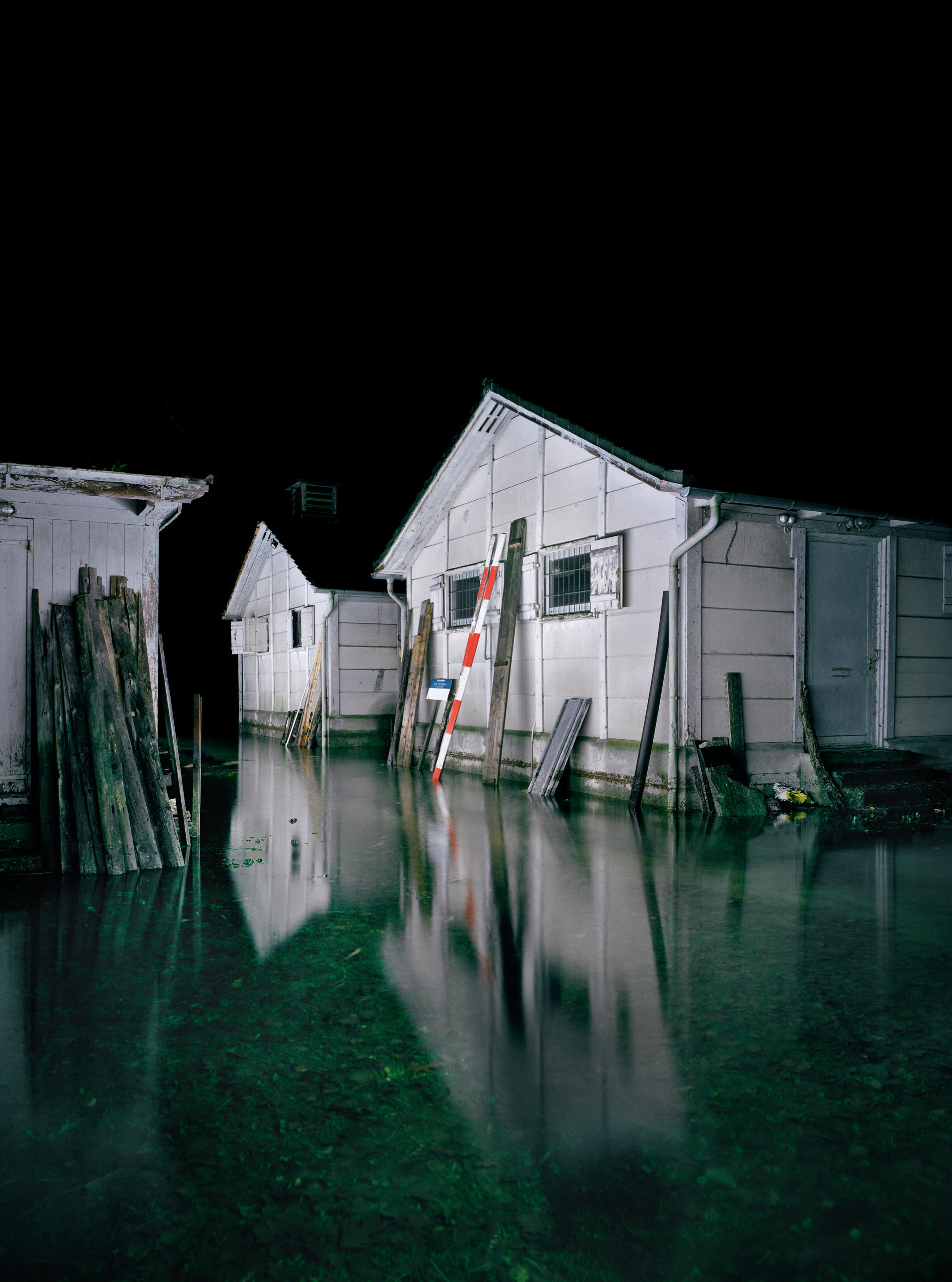 Casas inundadas de noite