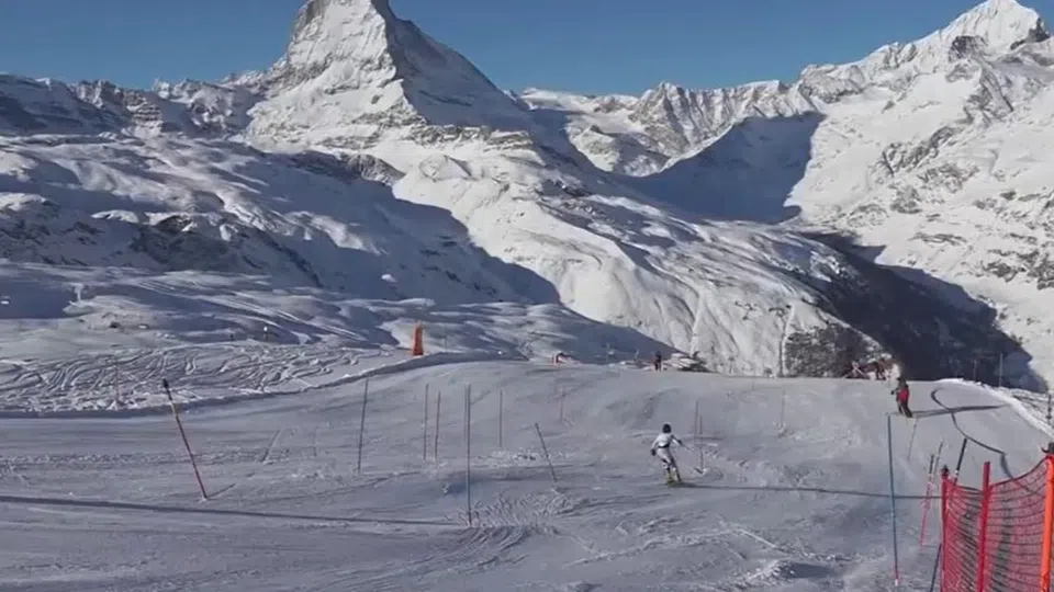 Es ist Renntag auf dem Riffelberg oberhalb von Zermatt, wo die U16-Juniorinnen im Slalom antreten.