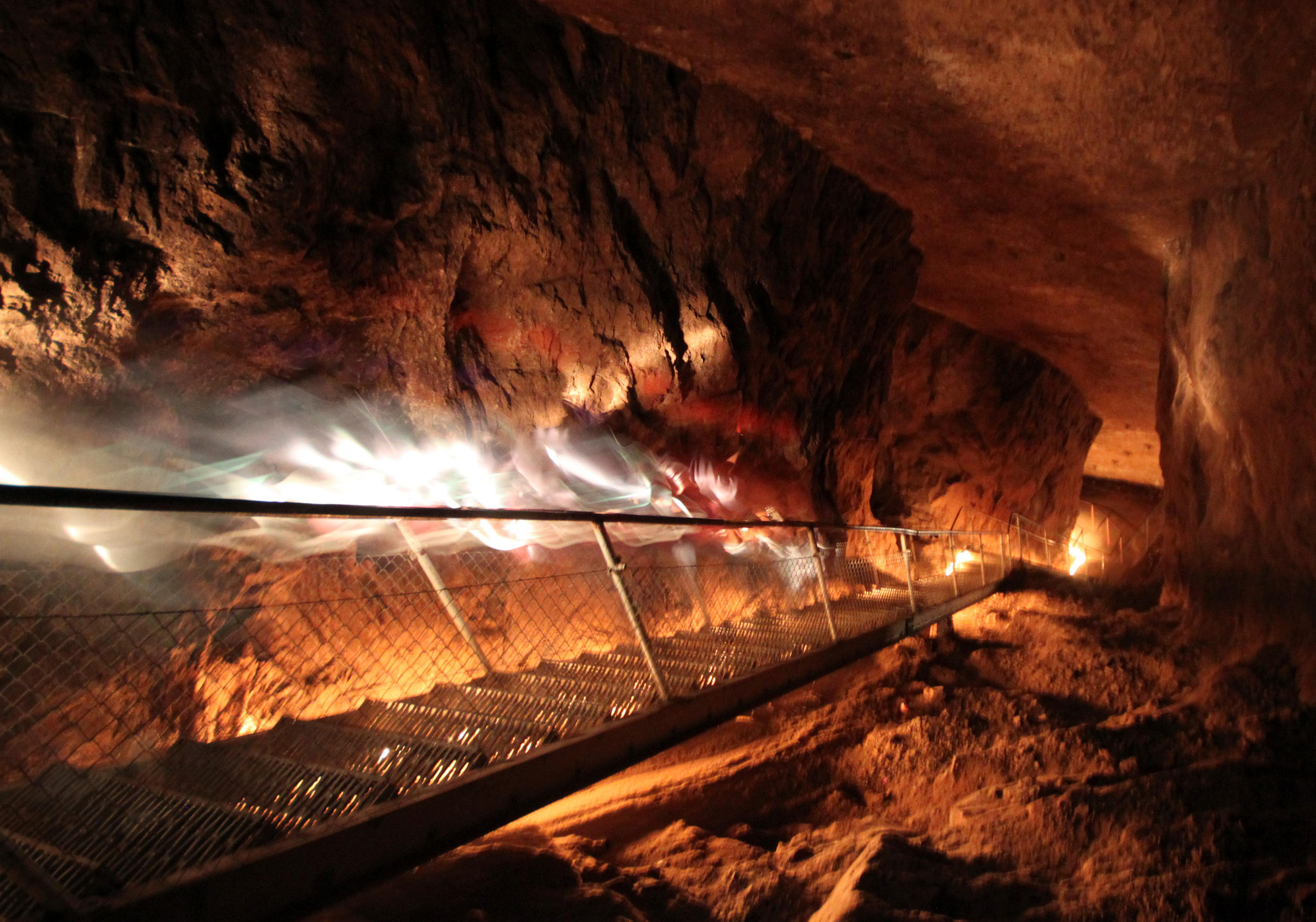 连接“高矿”和“低矿”的75级陡峭的台阶