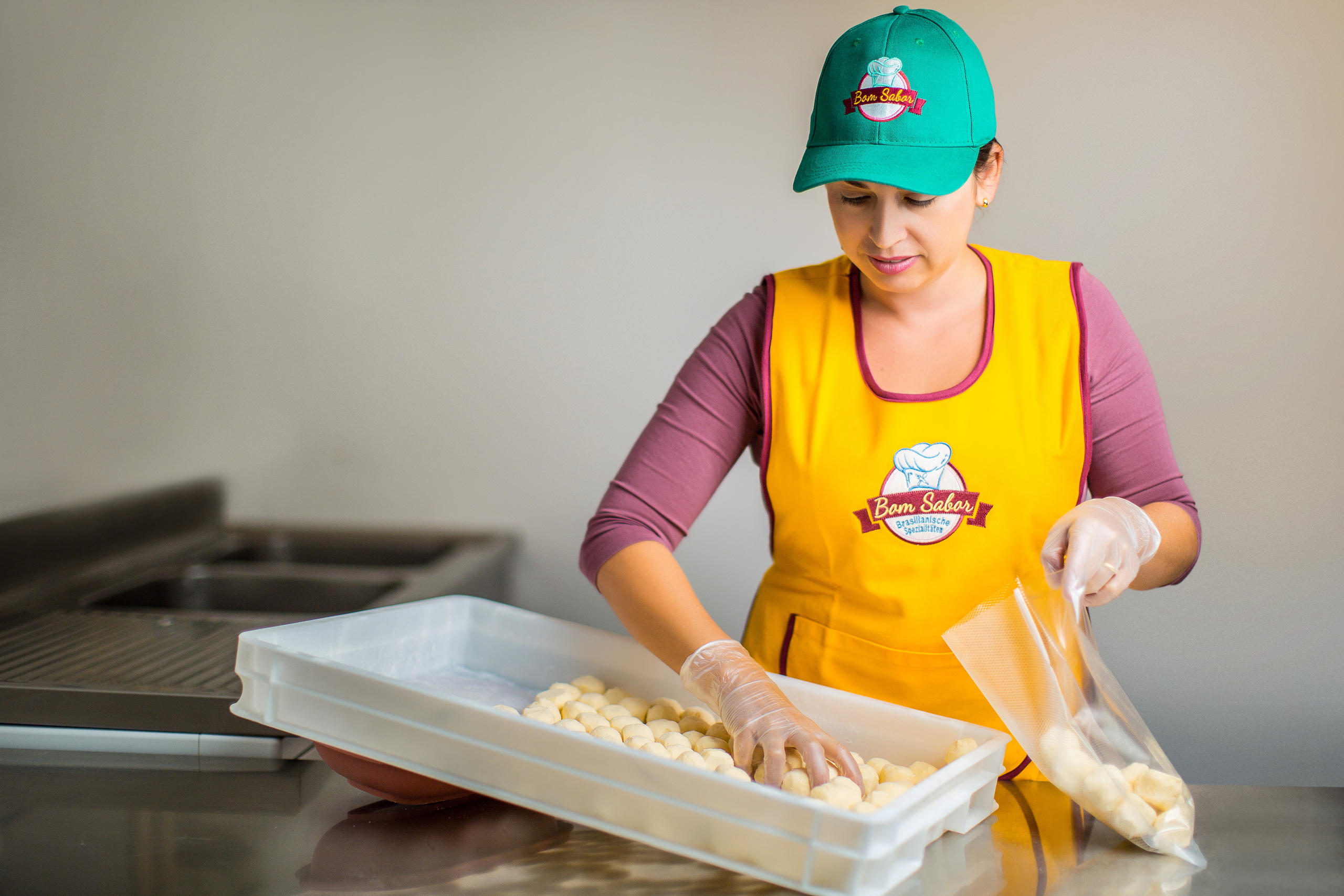 Gislaine Vilar é uma microempresária brasileira que fabrica pães-de-queijo na Suíça.