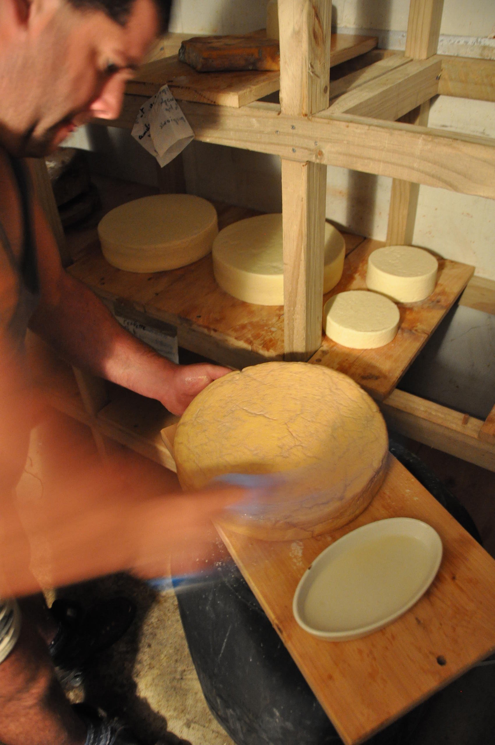 Raphael Knopf también se dedica a la elaboración de queso casero.