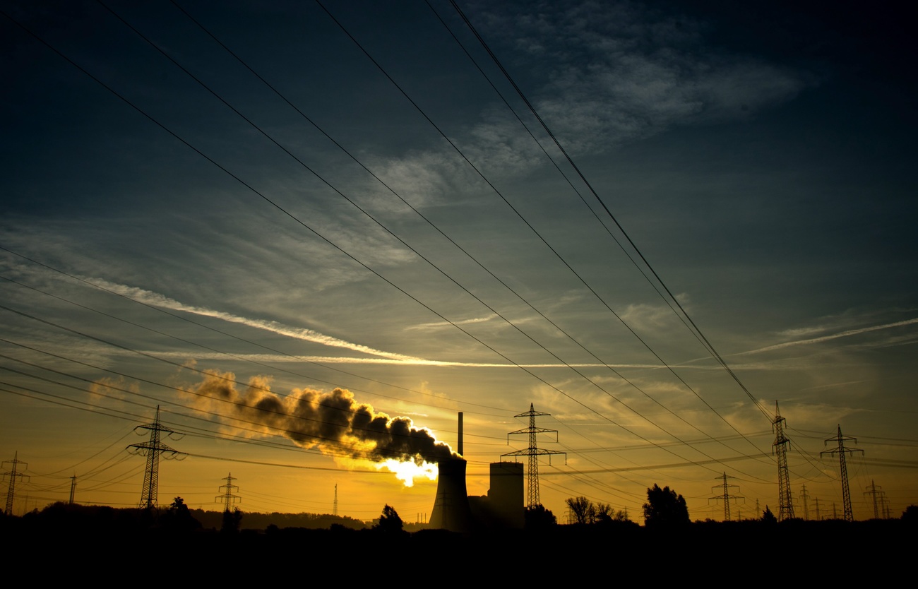 ciminiera di centrale nucleare fotografata in controluce al tramonto
