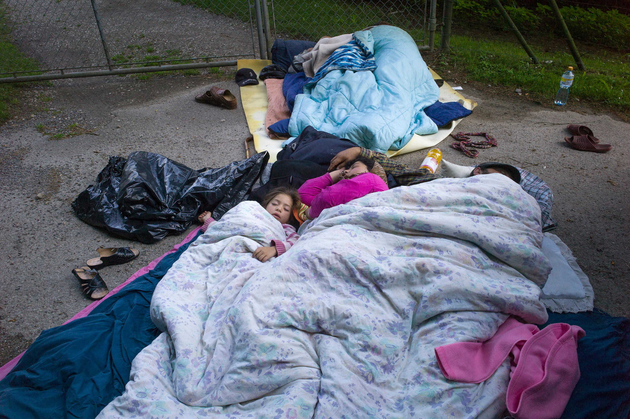 Une famille dort par terre