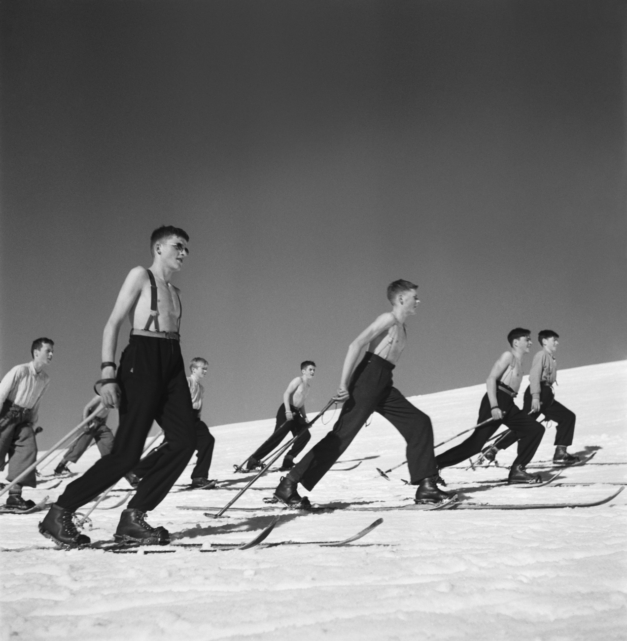 Eine Schulklasse aus Boenigen, Schweiz, fährt im Berner Oberland Ski.
