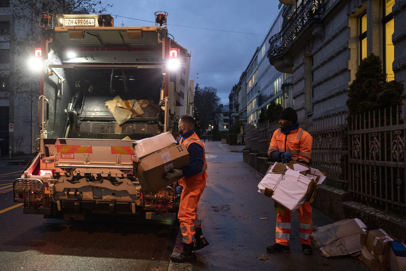 Zwei Männer beim Einsammeln von Abfall