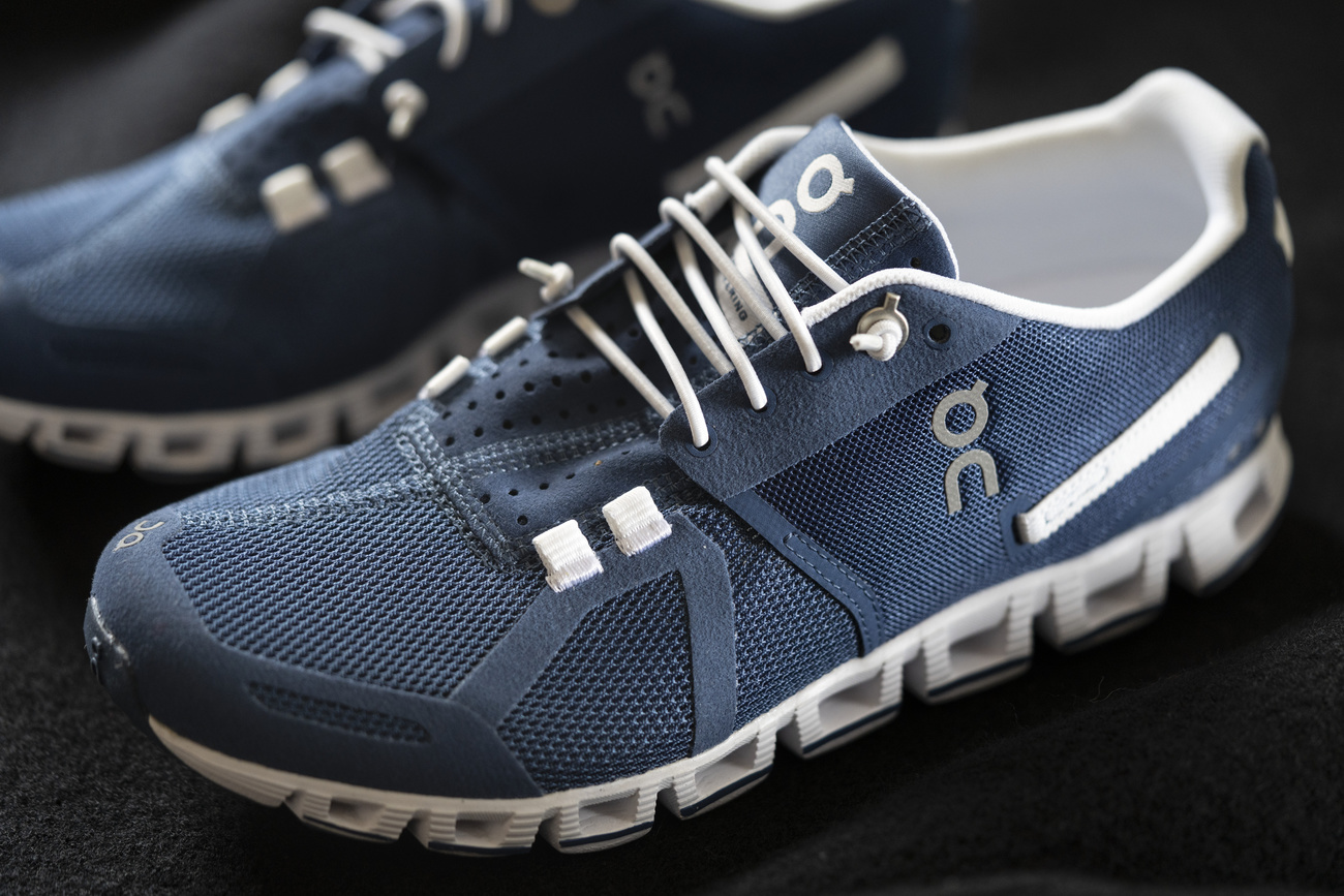 Turnschuhe mit der typischen gewellten Sohle von On