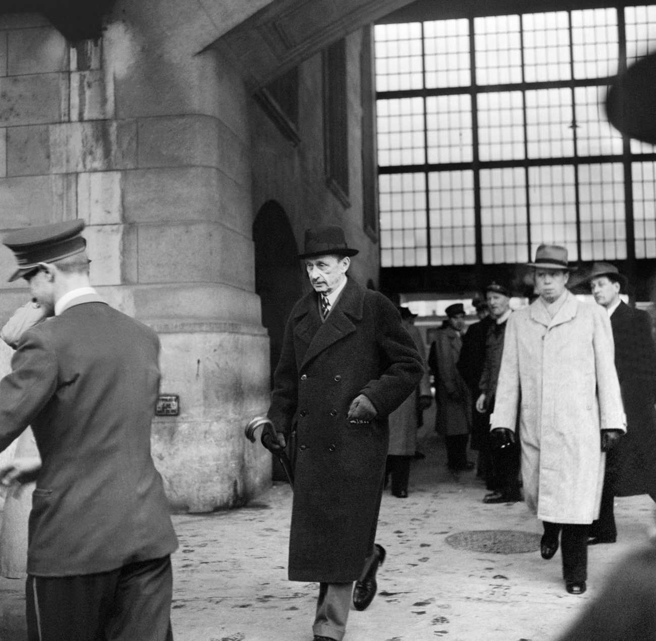 Personnes à la gare de Lausanne en 1947