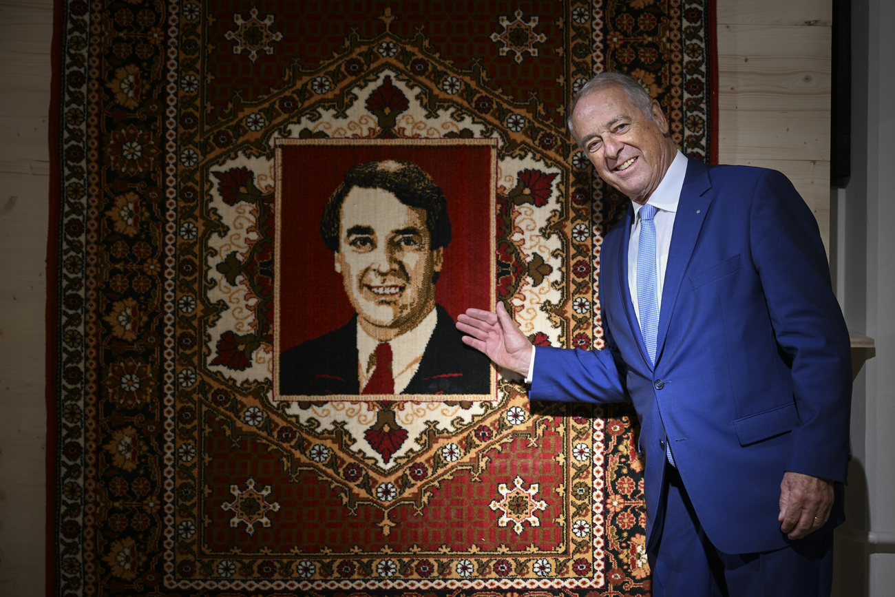 Der ehemalige Schweizer Bundesrat Adolf Ogi und der usbekische Teppich, den er als Geschenk erhielt