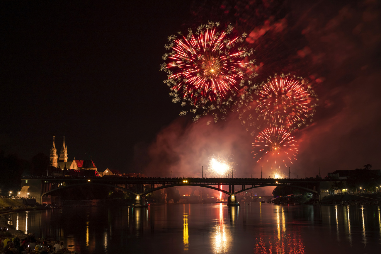 Feuerwerke über dem Rhein in Basel