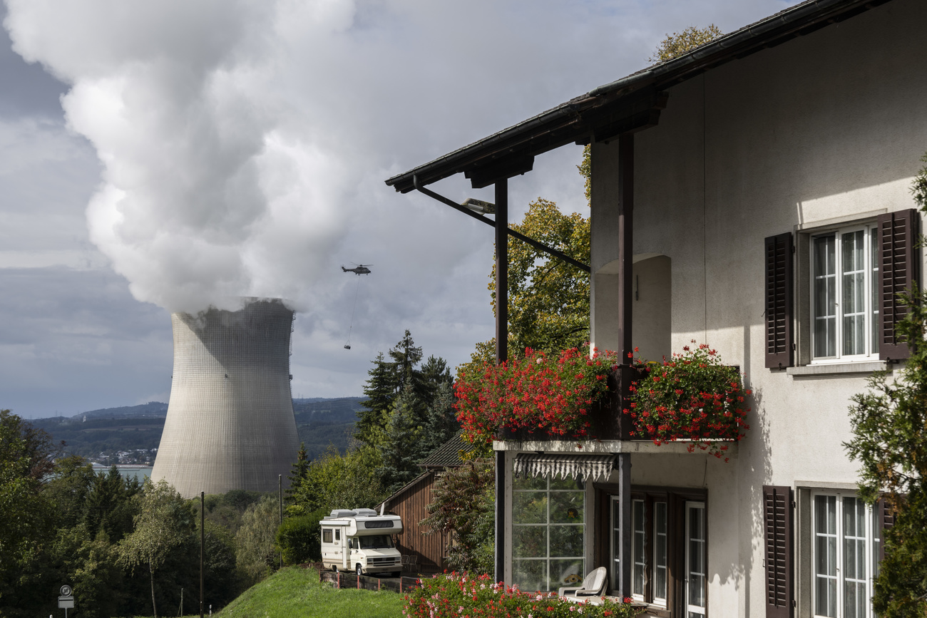 Vue sur une centrale nucléaire et une maison