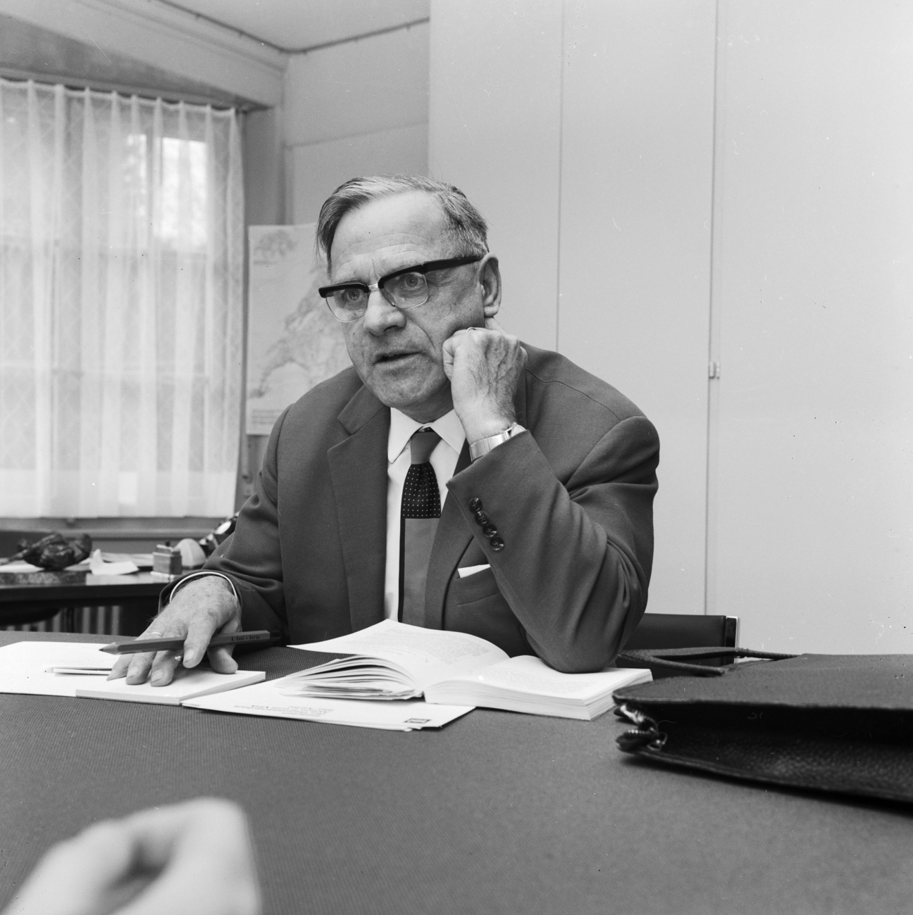 Archivbild: ein Mann arbeitet am Pult