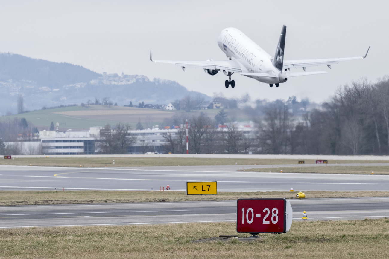 Flugzeug startet am Flughafen Kloten