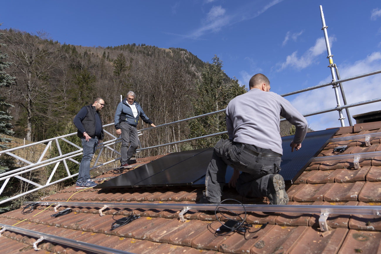 Solarpanel wird auf einem Dach montiert