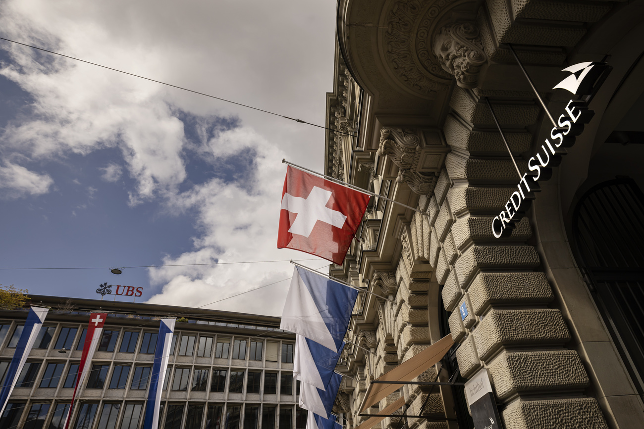 edifici con loghi Credit suisse e UBS