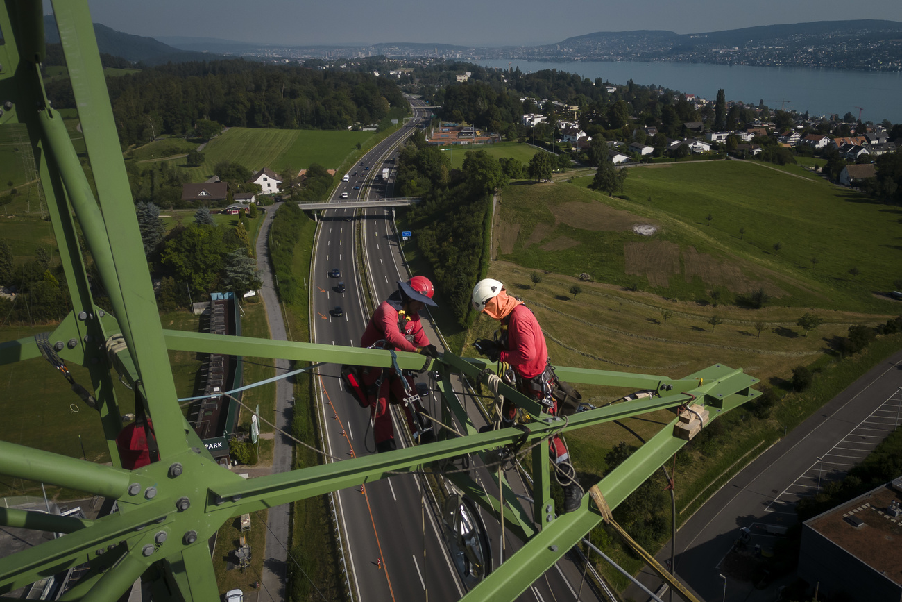 Operai impegnati du un traliccio d alta tensione sull autostrada A3 a Gattikon (Thalwil), nel Canton Zurigo.
