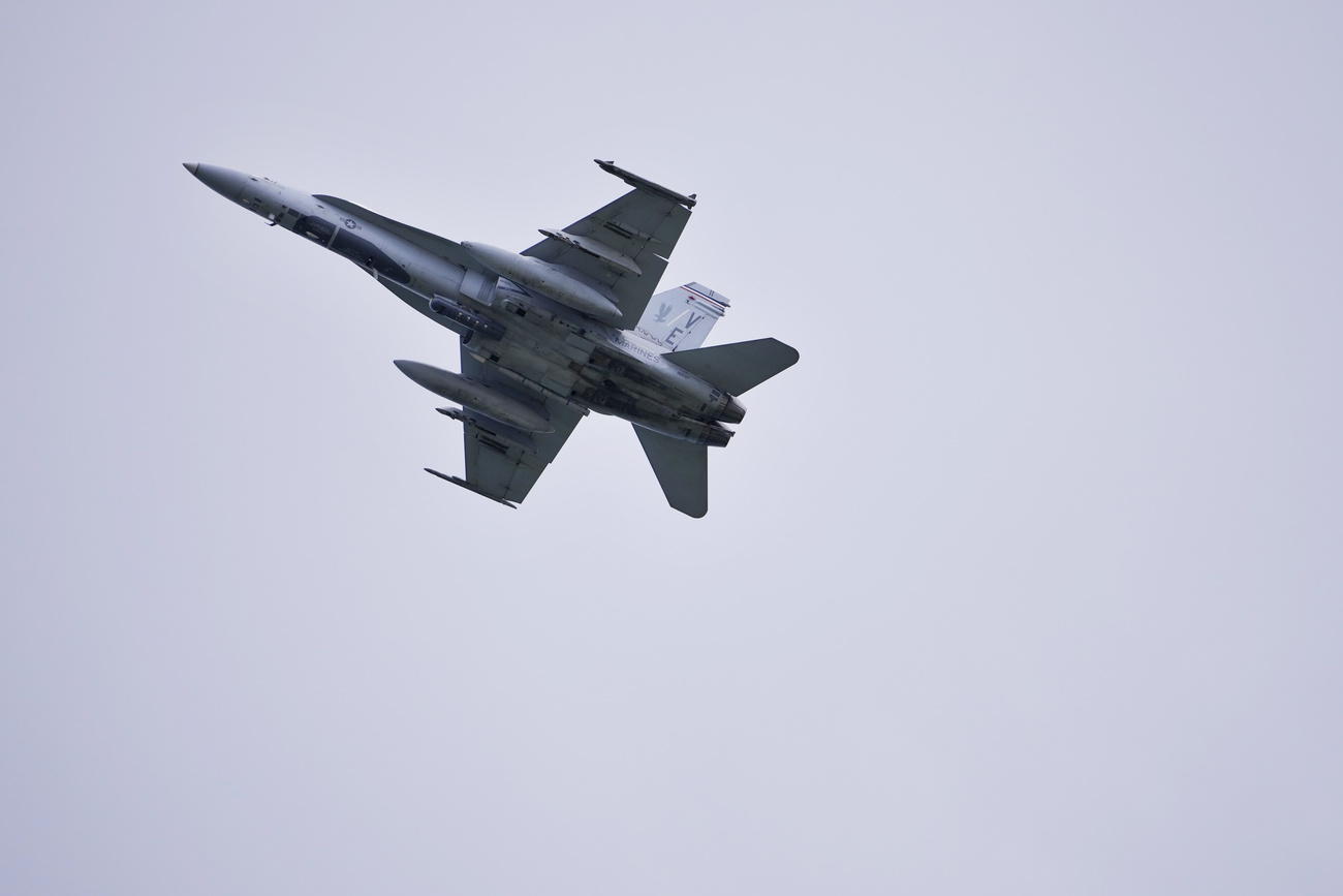 f/a-18 in volo