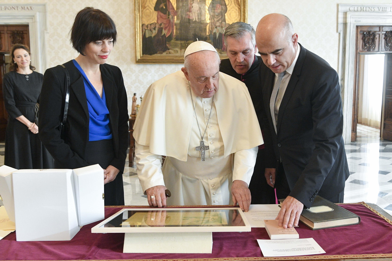 البابا فرانسيس والرئيس السويسري آلان بيرسيه وزوجته موريل زيندر بيرسيه