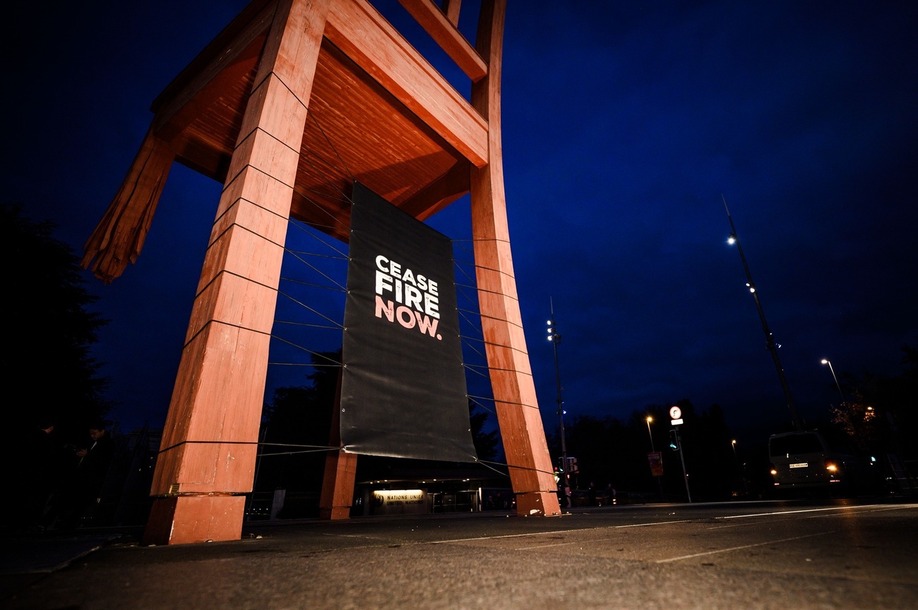 La Broken Chair sur la Place des Nations