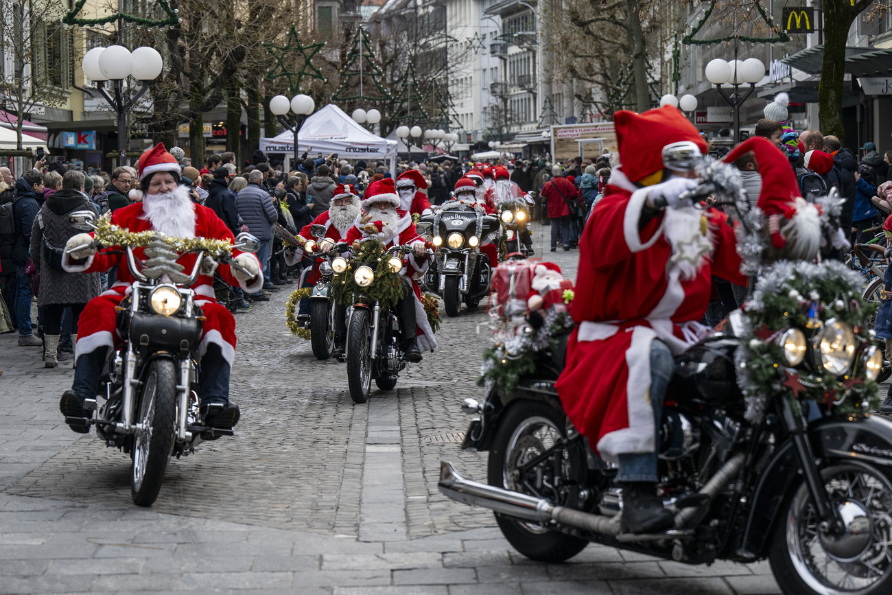 رجال بزي بابا نويل يركبون الدراجات النارية