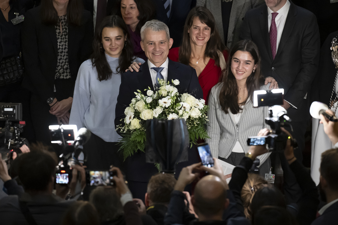 Beat Jans posiert nach der Wahl mit seiner Familie für die Kameras.