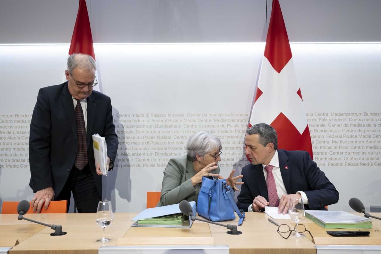 12月15日、首都ベルンでEUとの交渉結果を説明するギー・パルムラン氏（左）とエリザベス・ボーム・シュナイダー氏（中央）、イグナツィオ・カシス氏（右）