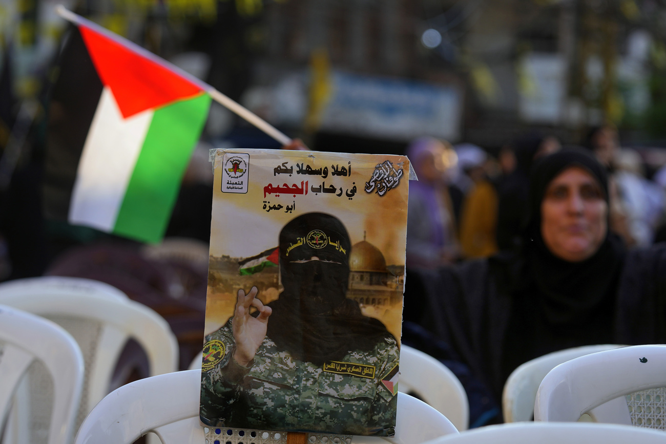 صورة لمظاهرة يحمل فيها البعض ملصقات عليها مسلح من حماس