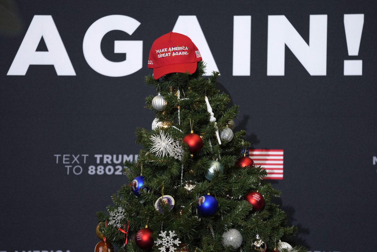 Casquette Make America Great Again sur un sapin de Noël