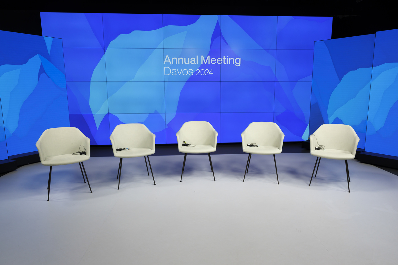 Leere Stühle im Fernsehstudio des WEF