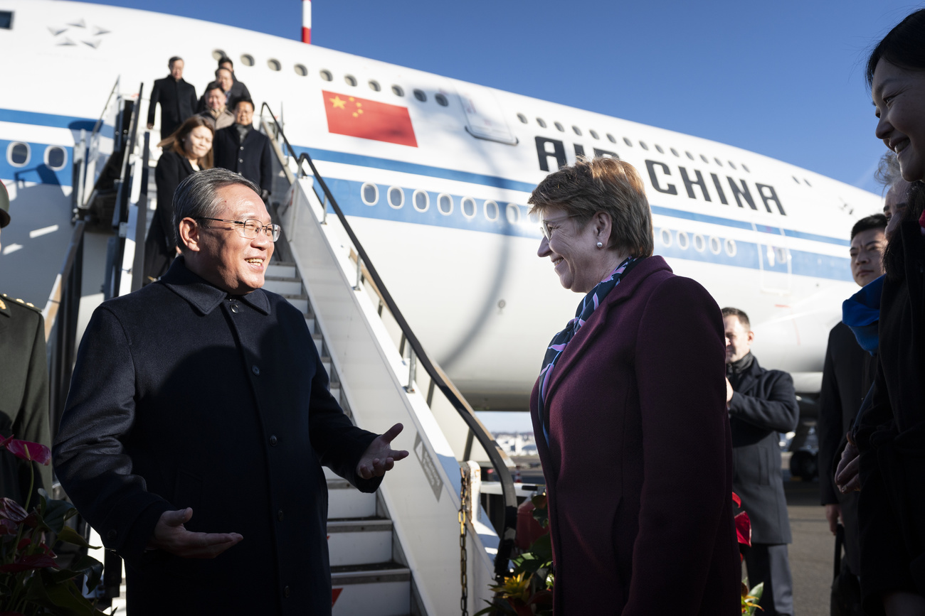 Viola Amherd und Li Qiang vor einem Flugzeug der Air China