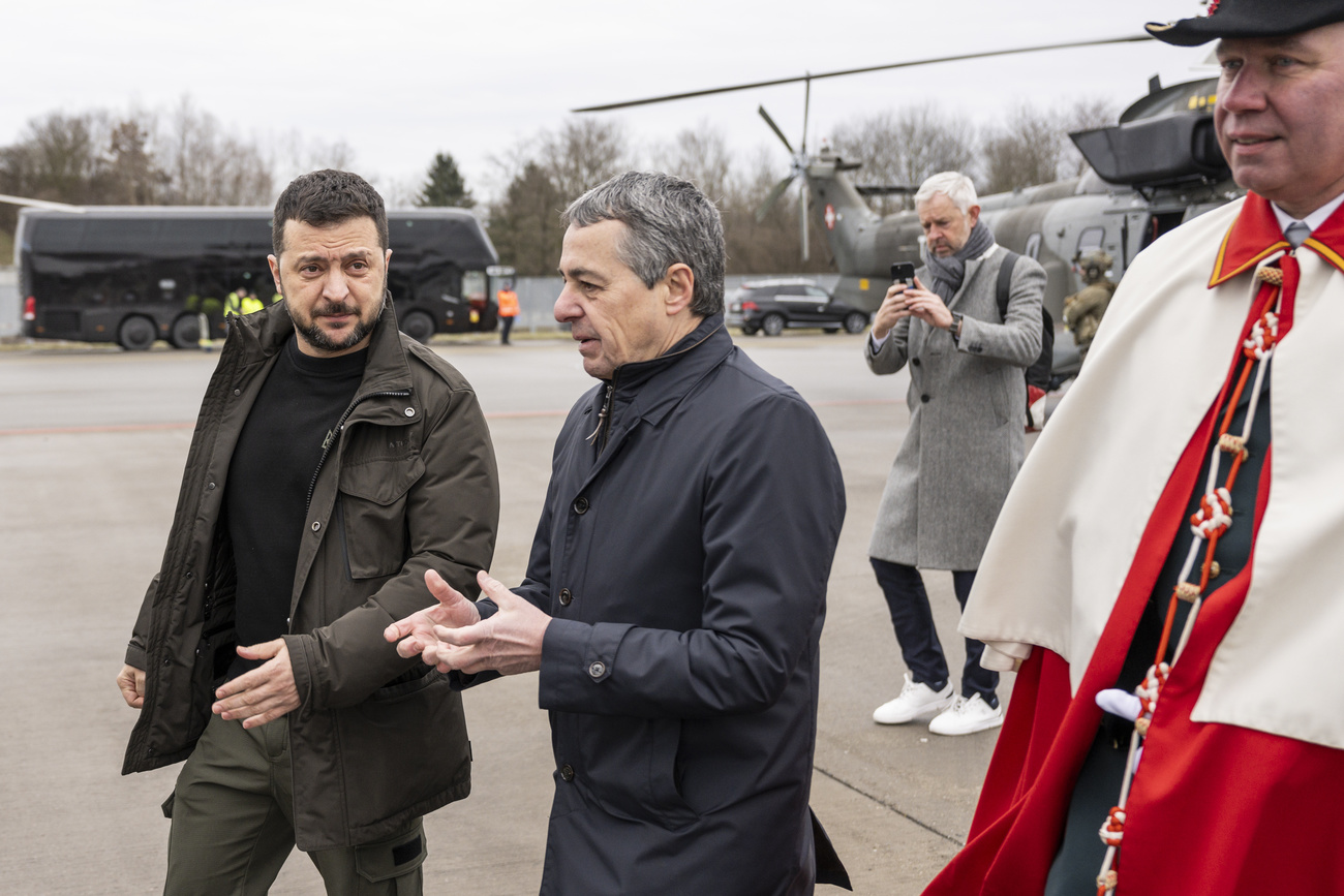 Wolodimir Selenski und Ignazio Cassis vor einem Helikopter