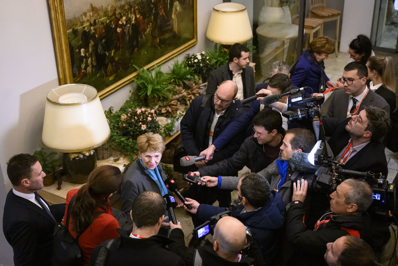 Amherd surrounded by media at WEF