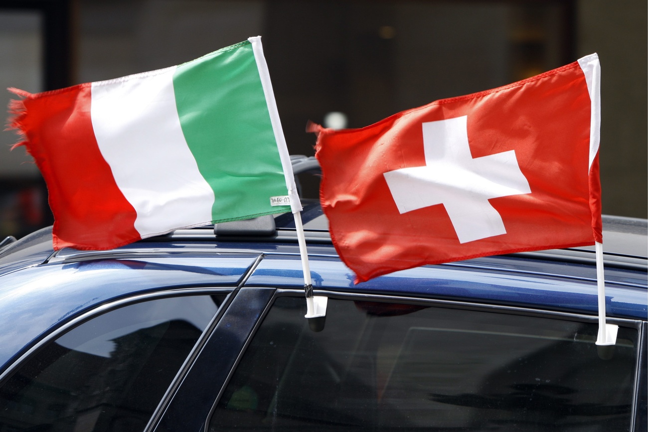 bandiera italiana e svizzera