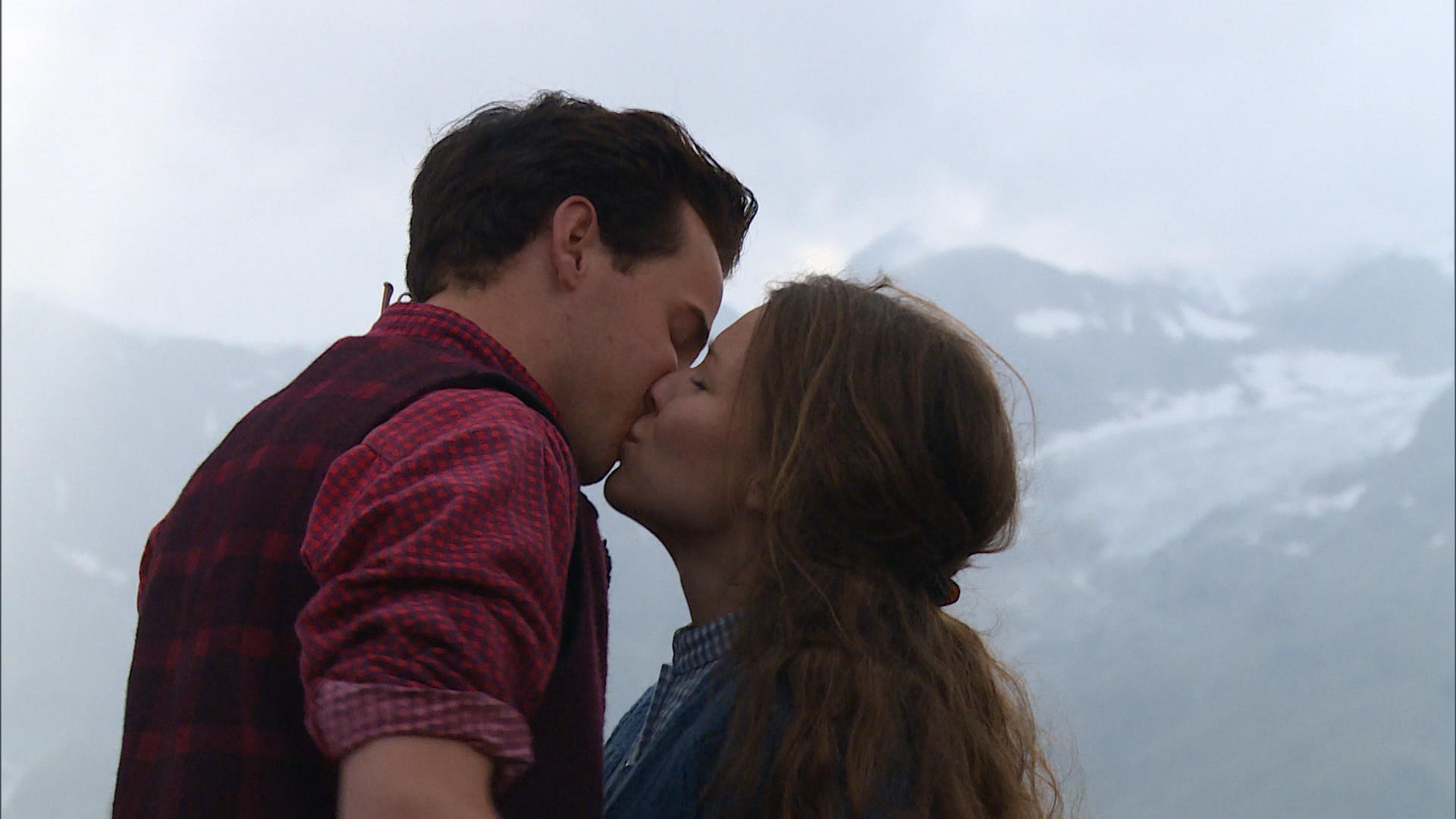 Romeo and Juliet characters kiss