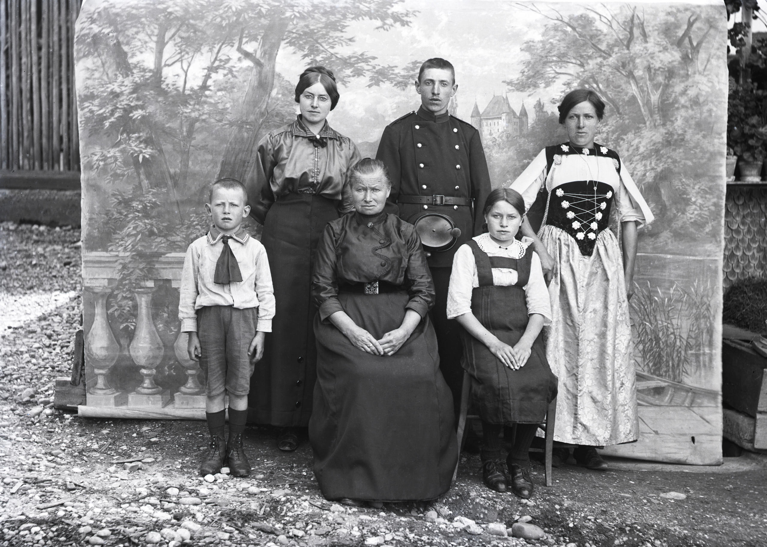 Familienfoto vor gemaltem Hintergrund