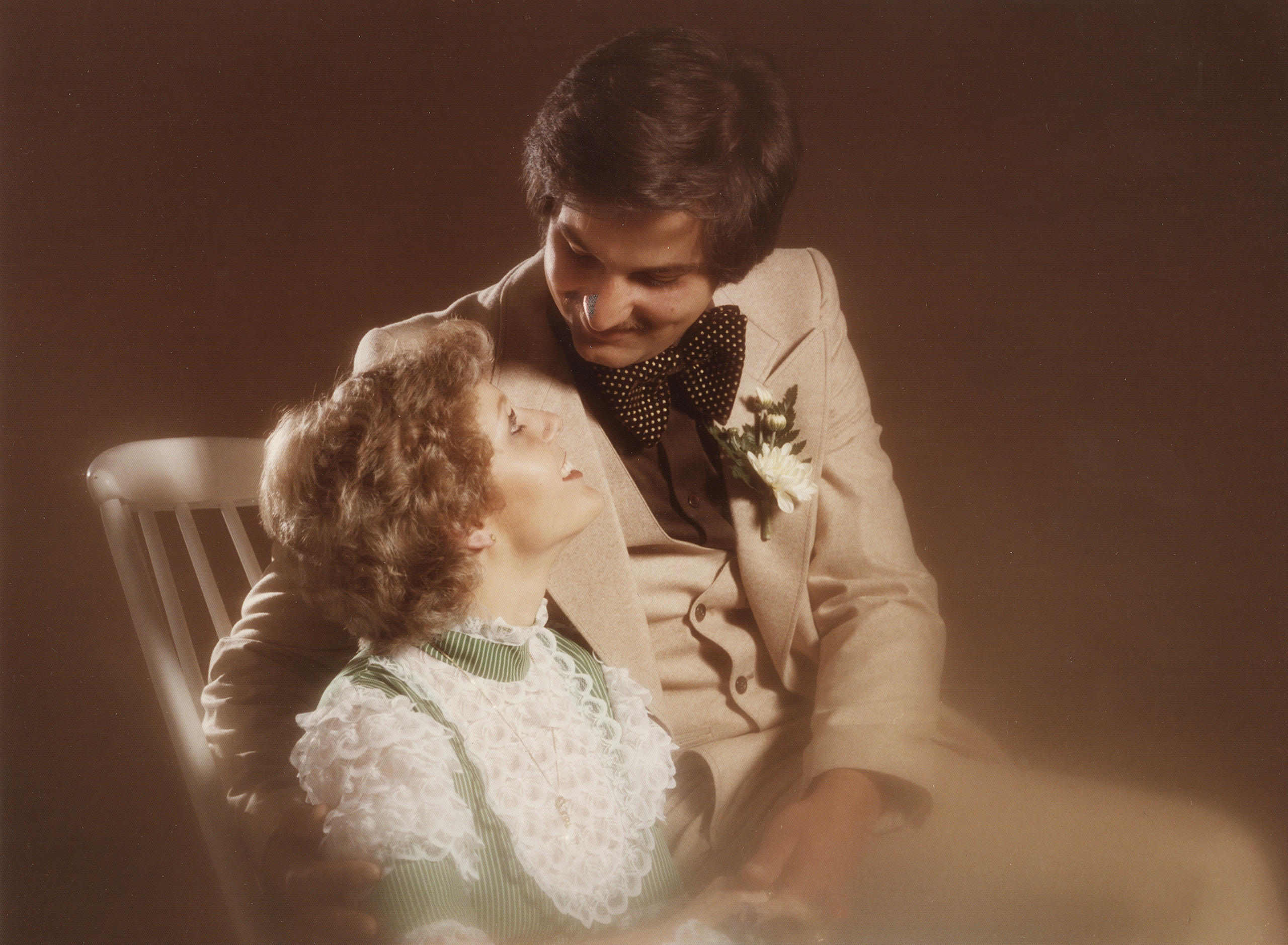 صورة تقليدية في استوديو التصوير لعروسين في السبعينيات