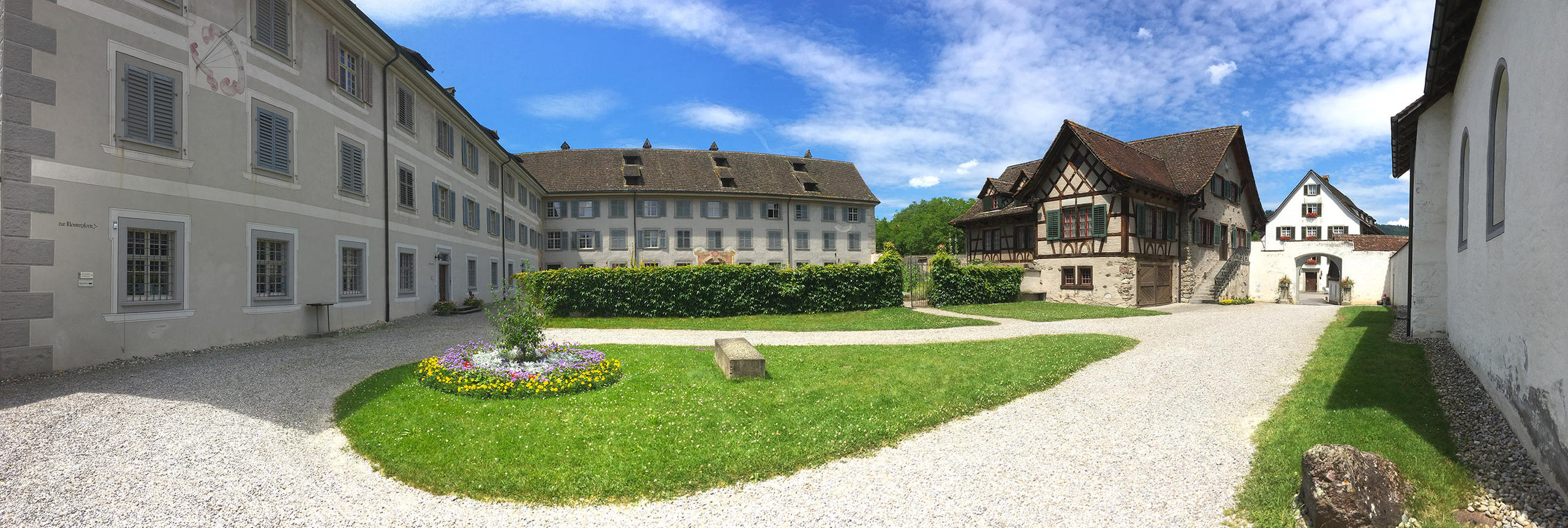 修道院的宁静旁无一人。摄于苏黎世郊外