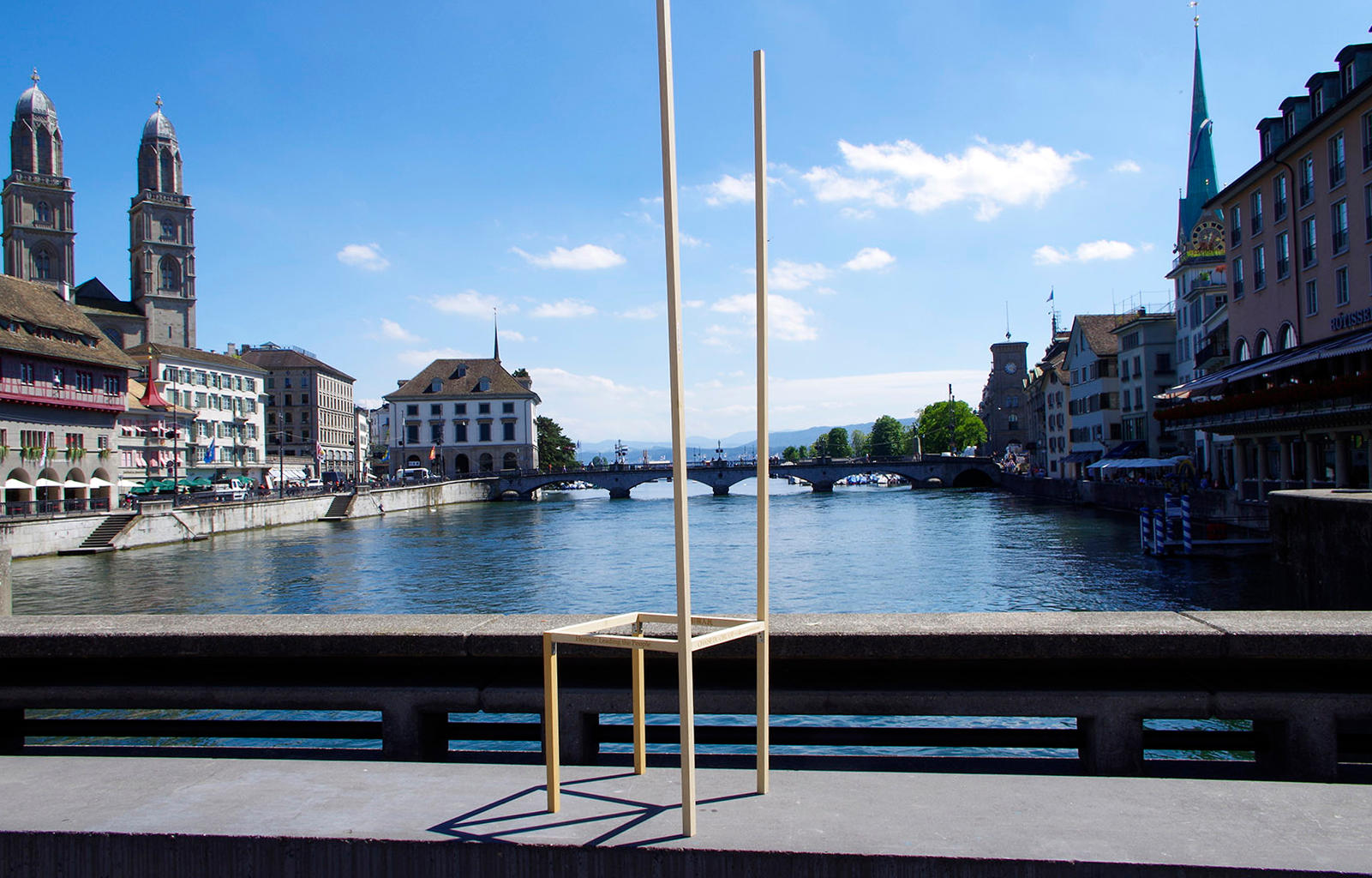 作品《天椅》取象形文字的人，hao好he合中的字母h