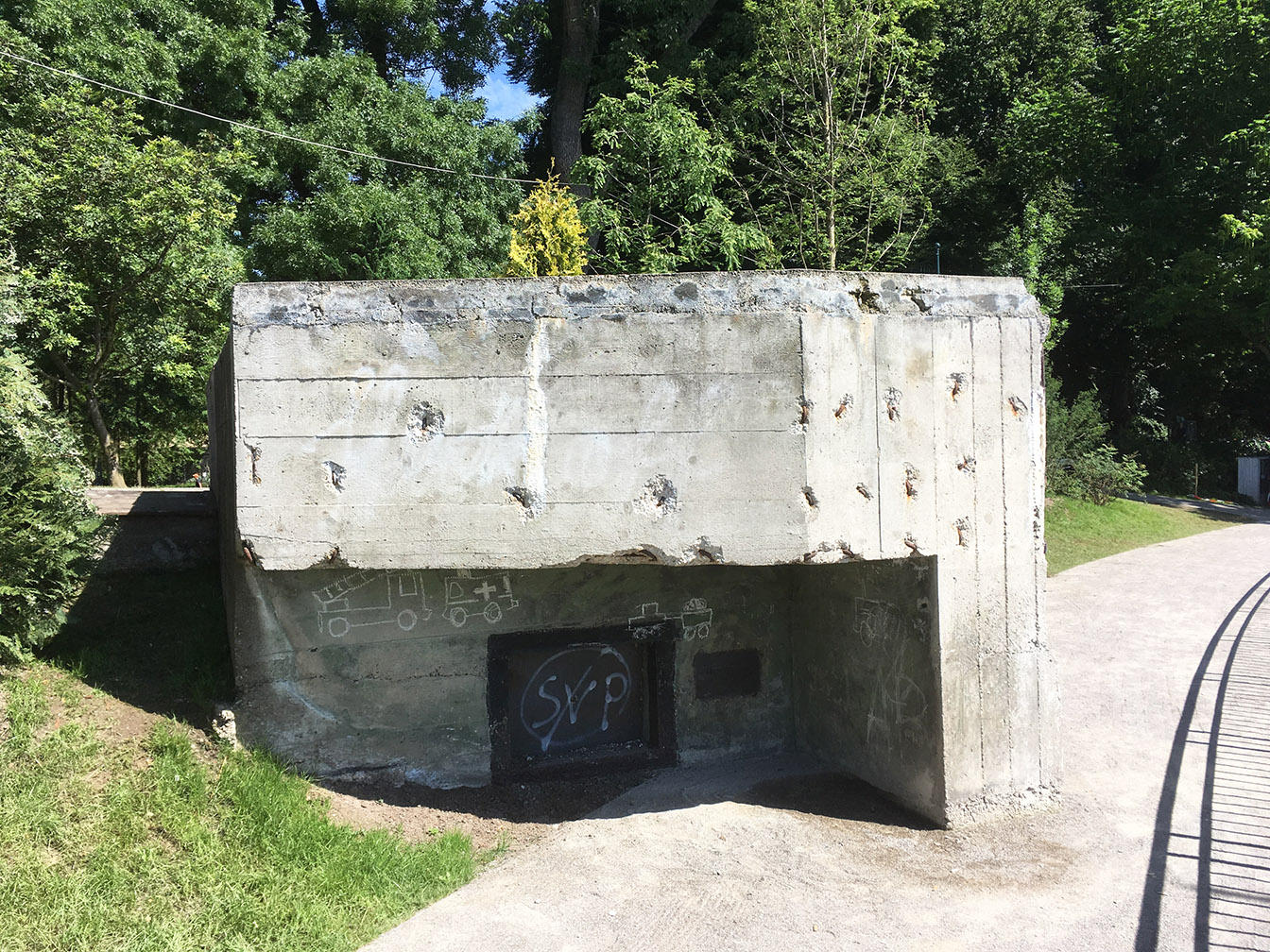 苏黎世湖畔一处防空设施，瑞士是诺贝尔得主排名前几位的国家，爱因斯坦是其中之一