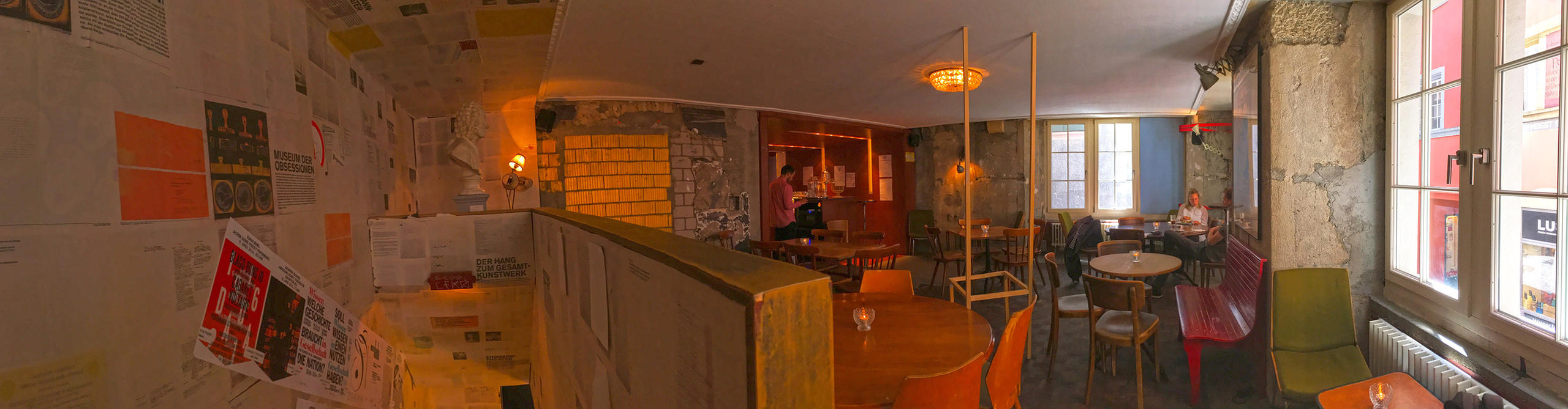 作品《天椅》。摄于苏黎世伏尔泰酒馆内