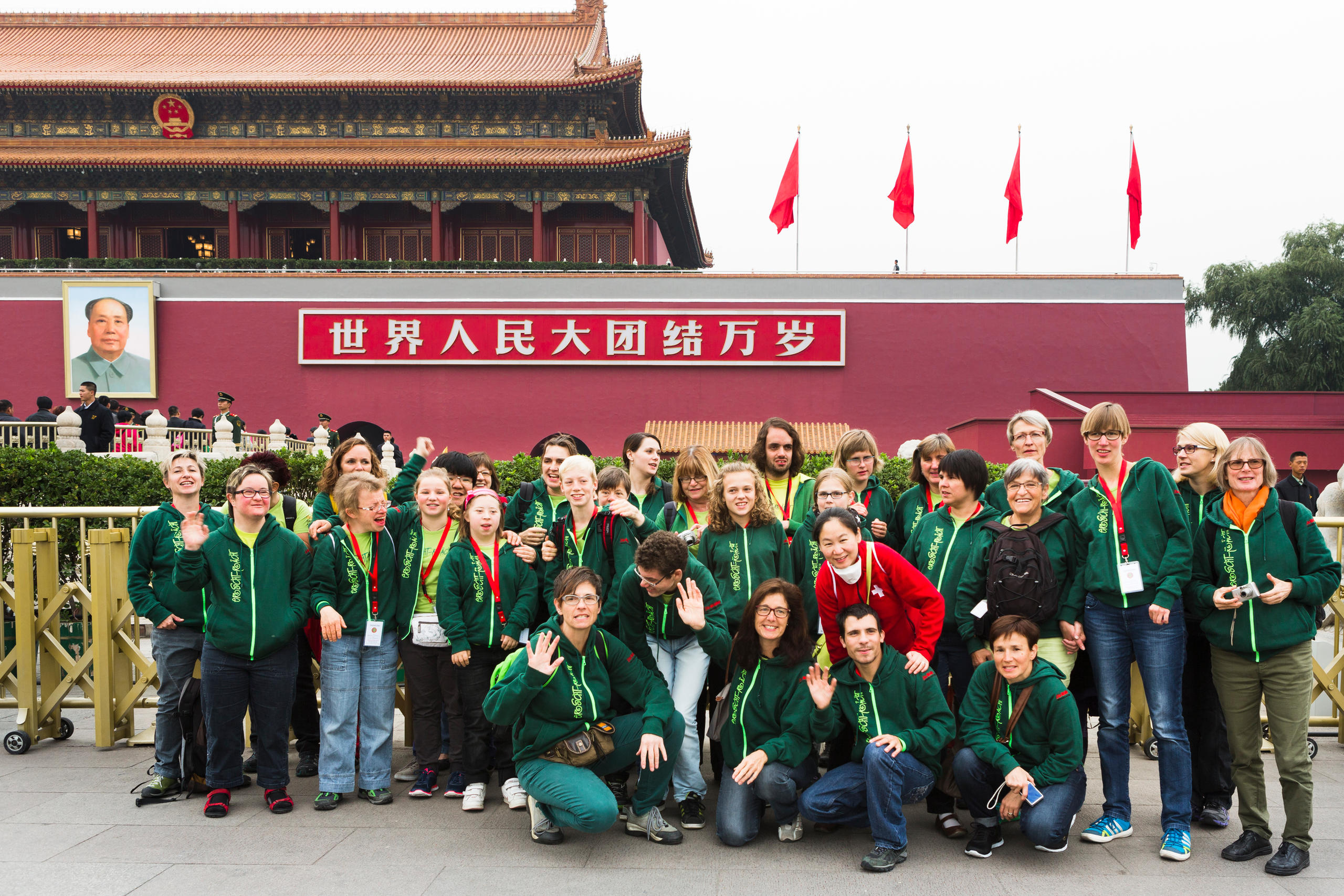 合唱团团员在北京天安门前的合影。