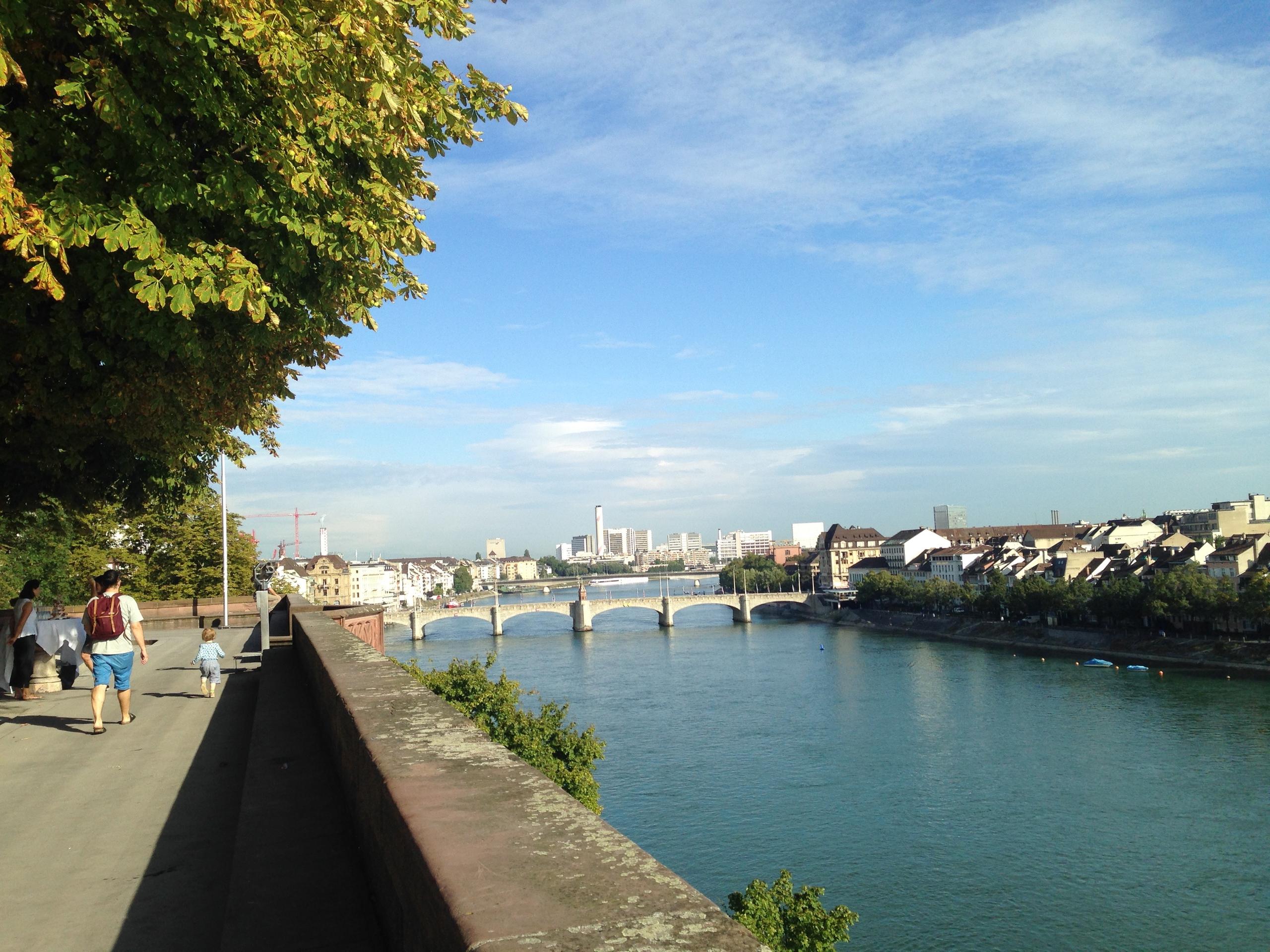 巴塞尔莱茵河畔散步