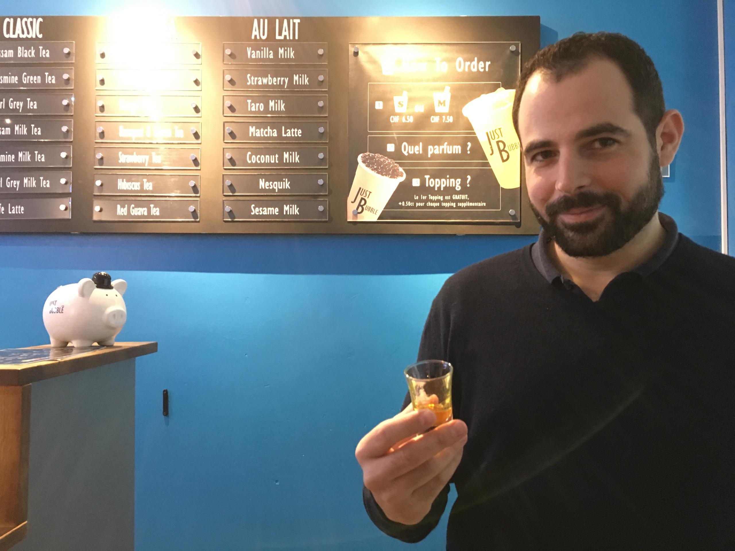 Antoine以調酒師熟練的手勢，介紹珍珠奶茶這個知名的台灣飲料。