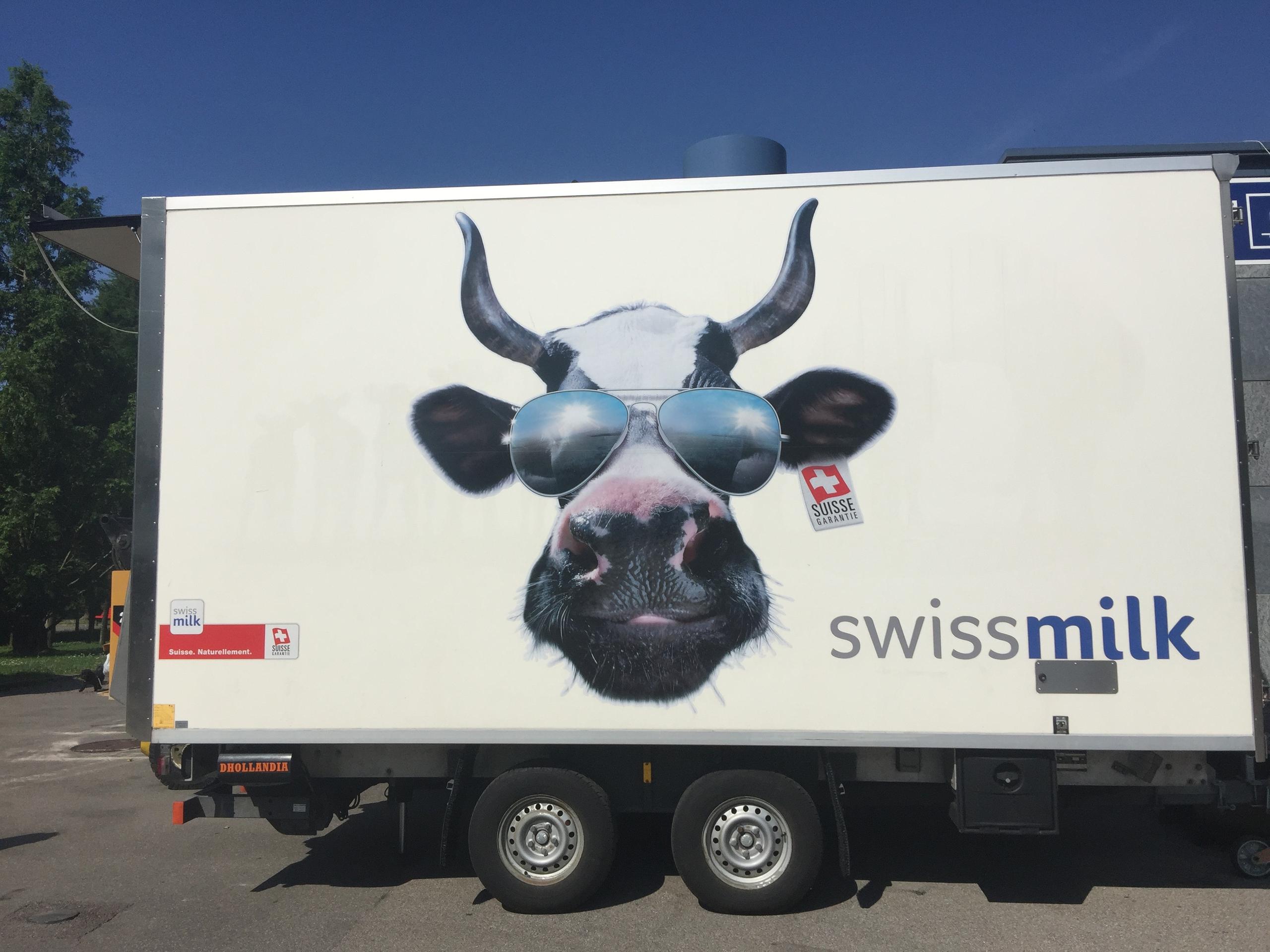 洛迦诺市中心广场瑞士牛奶广告车。