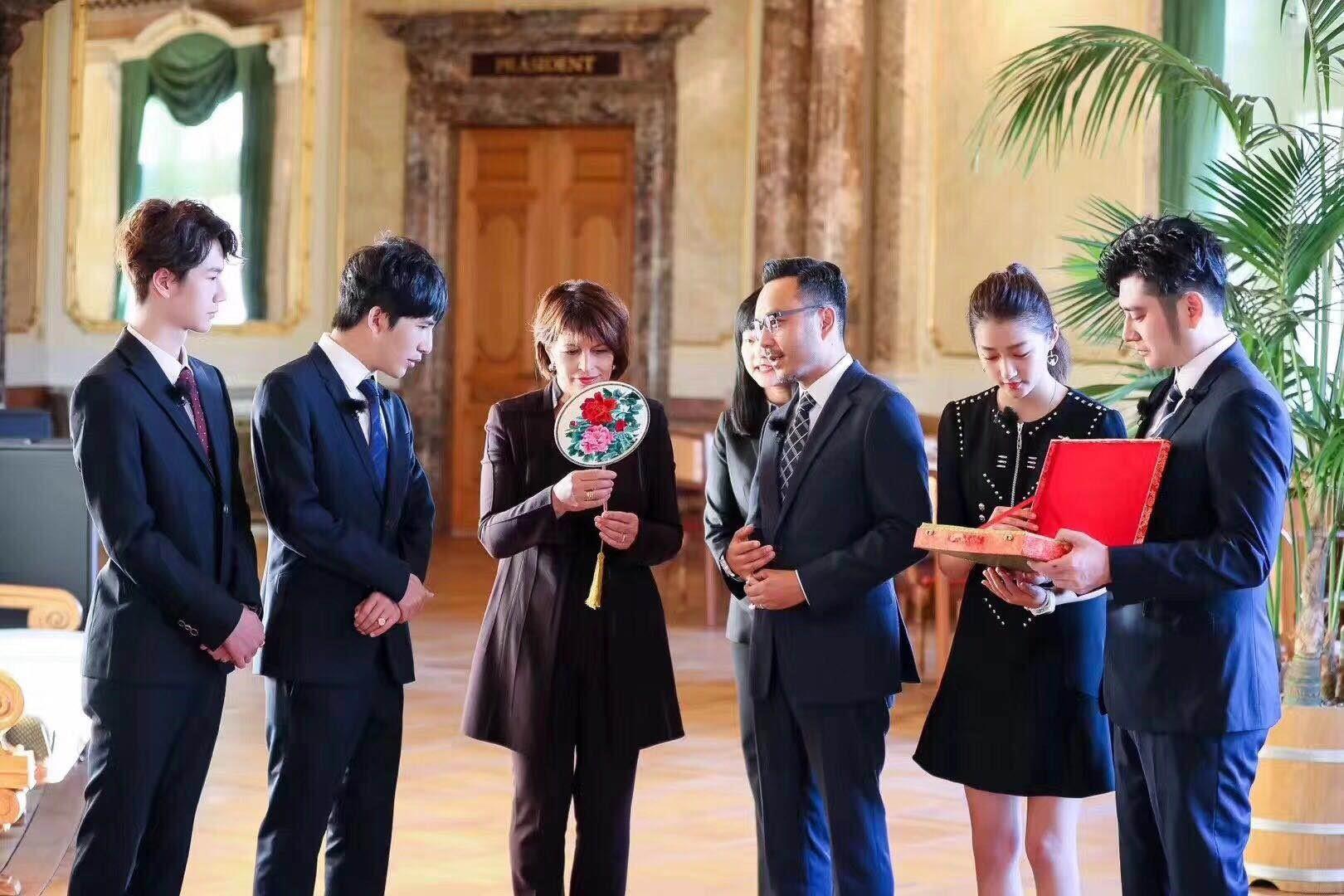 10月下旬，”芒果台“湖南卫视《天天向上》栏目组主持团队偕关晓彤造访瑞士，受到了时任瑞士联邦主席多丽丝·洛伊特哈尔德(Doris Leuthard)的热情接待。